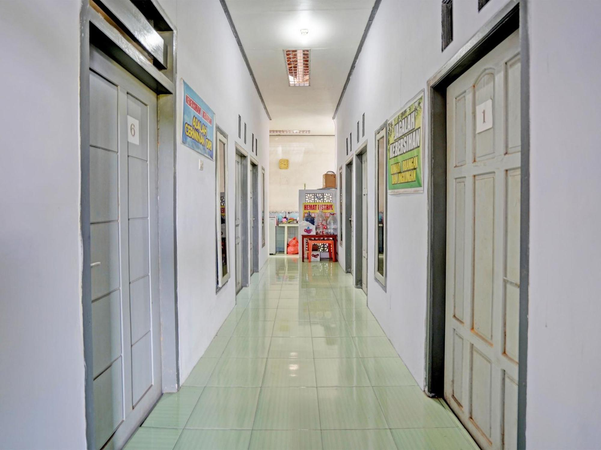 Oyo Life 92937 Kost Putri Sarkara Syariah Hotel Banyuwangi  Exterior foto