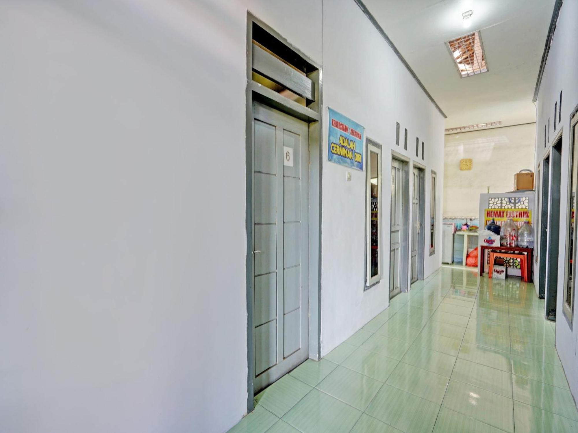 Oyo Life 92937 Kost Putri Sarkara Syariah Hotel Banyuwangi  Exterior foto