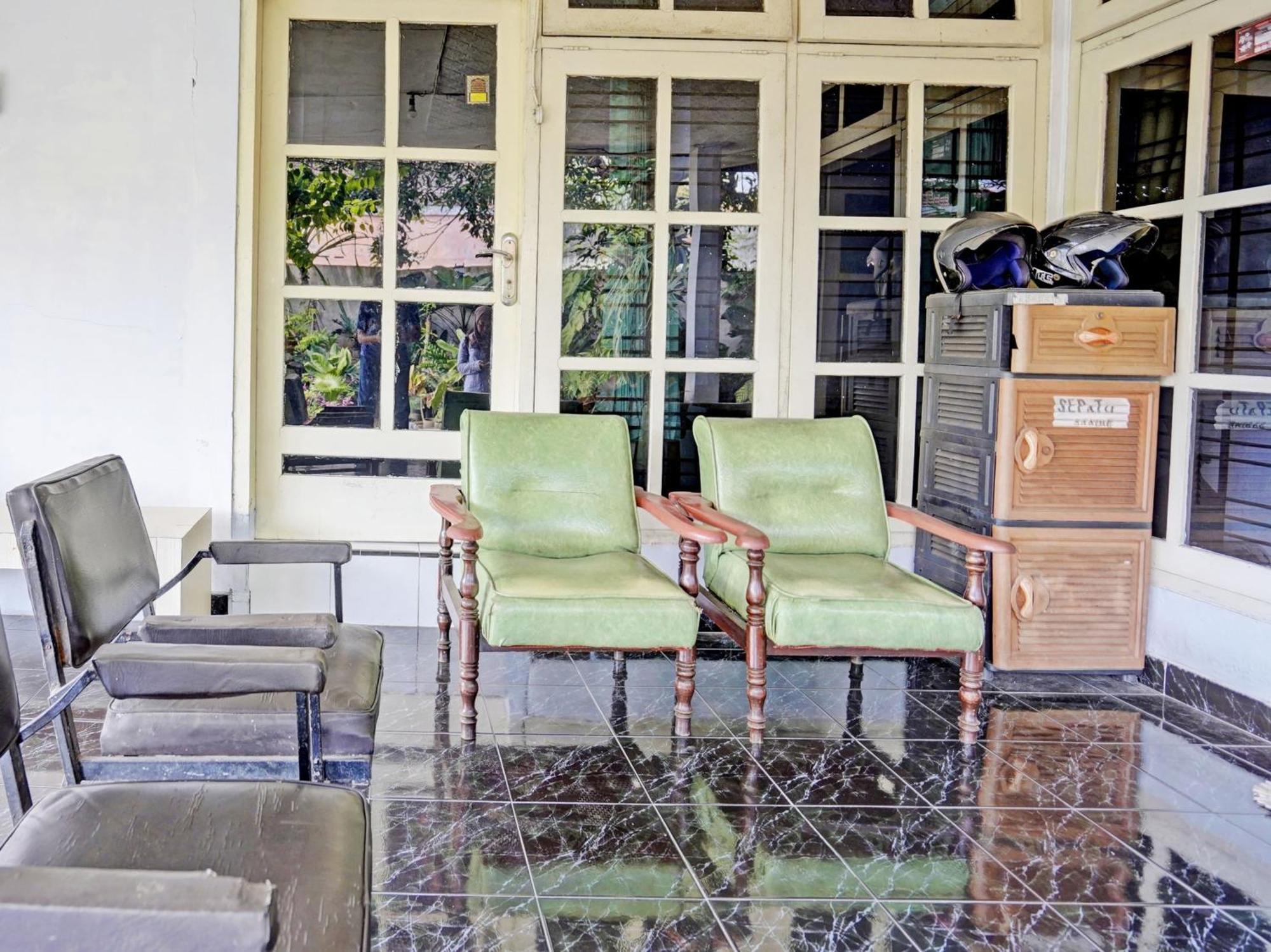 Oyo Life 92937 Kost Putri Sarkara Syariah Hotel Banyuwangi  Exterior foto