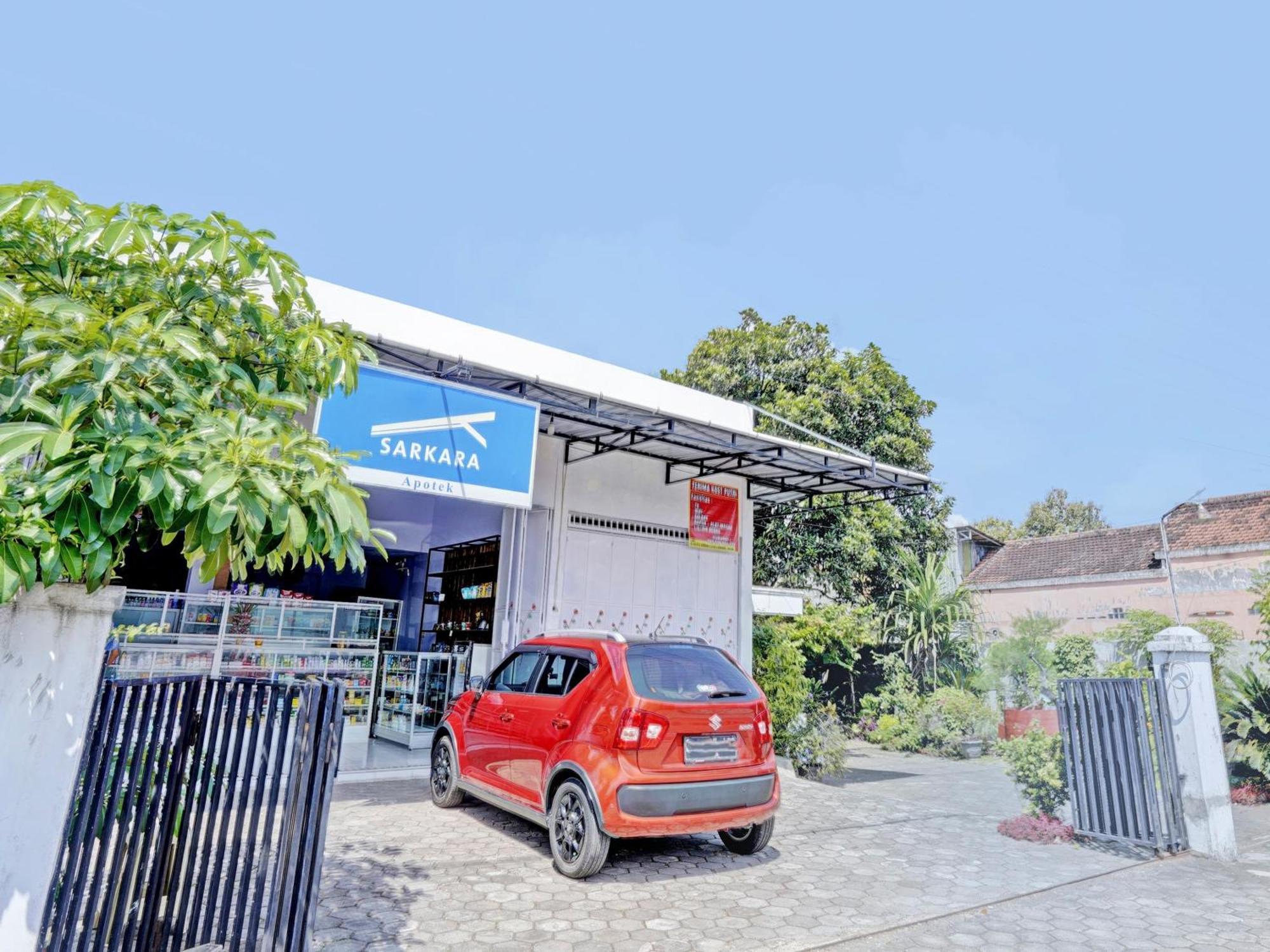 Oyo Life 92937 Kost Putri Sarkara Syariah Hotel Banyuwangi  Exterior foto