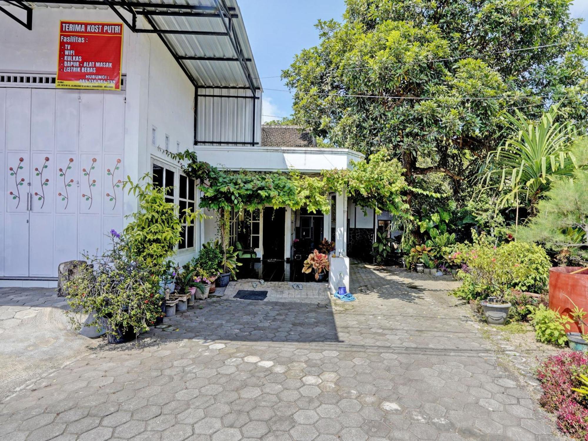 Oyo Life 92937 Kost Putri Sarkara Syariah Hotel Banyuwangi  Exterior foto