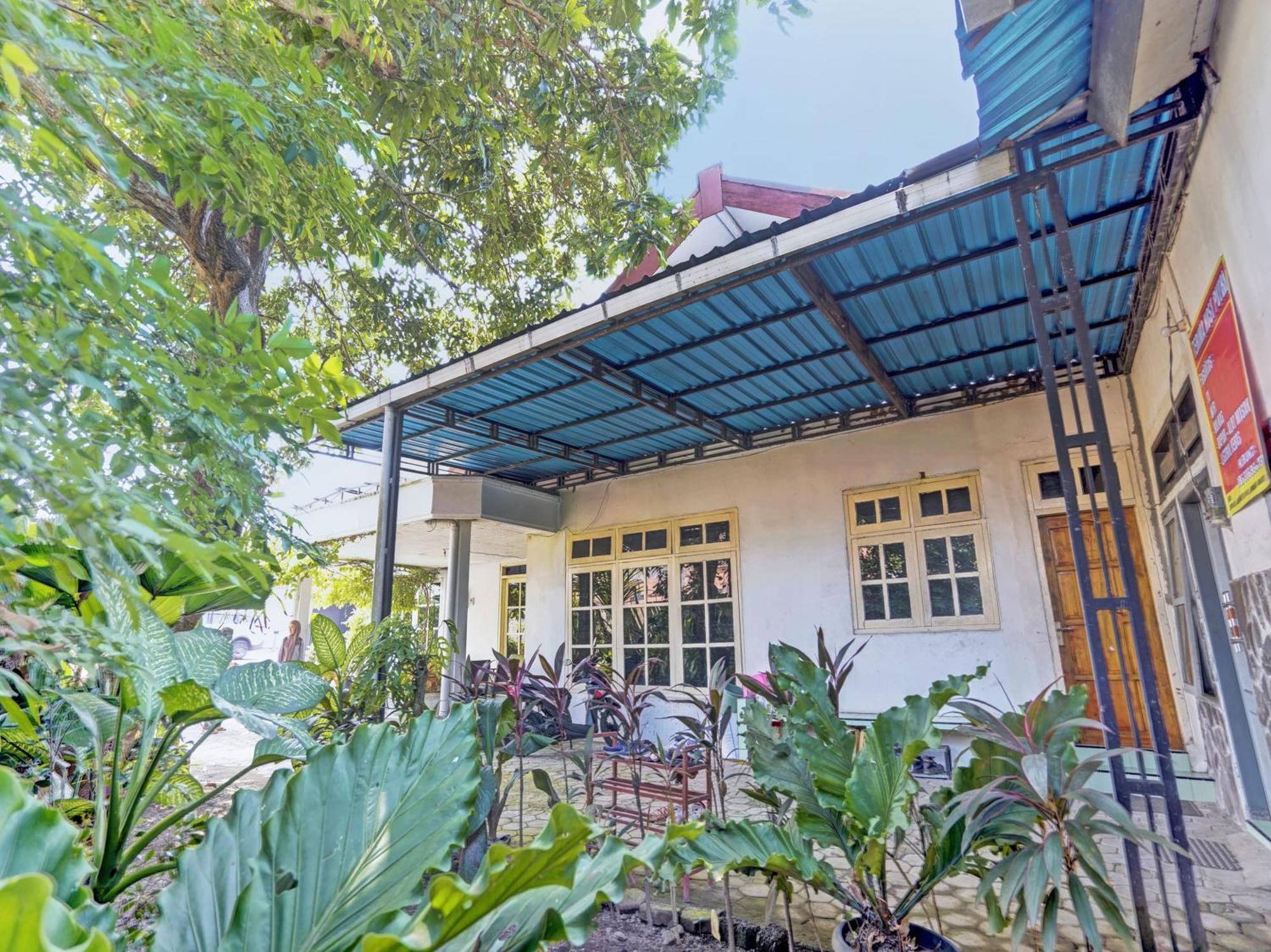 Oyo Life 92937 Kost Putri Sarkara Syariah Hotel Banyuwangi  Exterior foto
