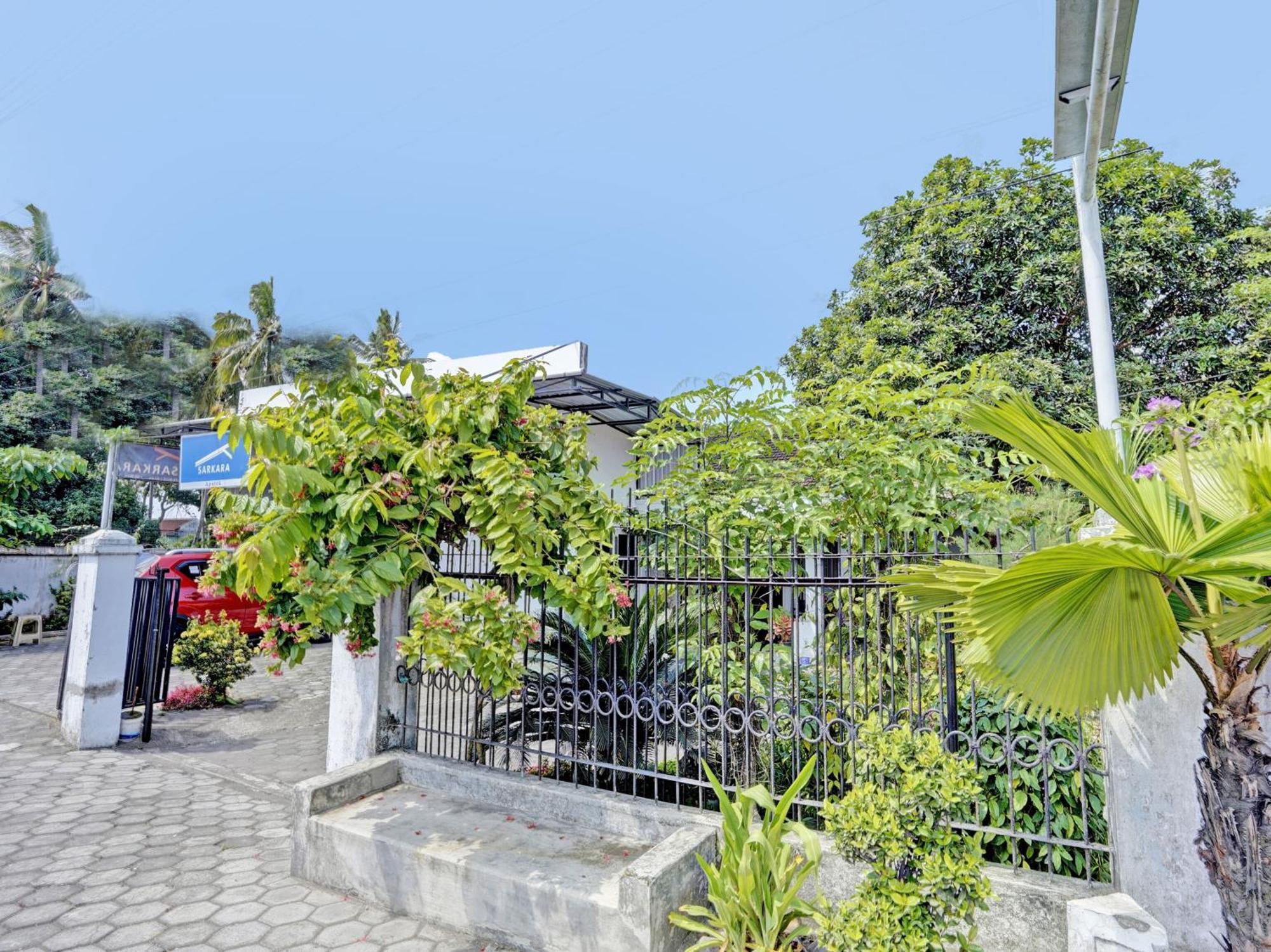 Oyo Life 92937 Kost Putri Sarkara Syariah Hotel Banyuwangi  Exterior foto